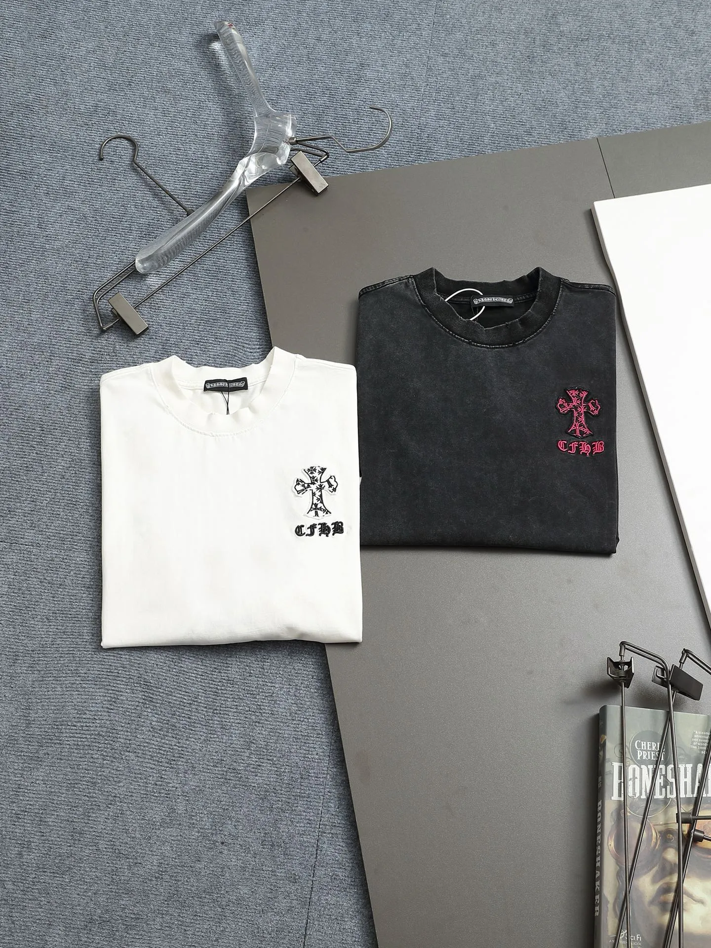 P210 𝗖𝗵𝗿𝗼𝗺𝗲 𝗛𝗲𝗮𝗿𝘁𝘀/Cro Heart 2025 Cross Patch Embroidery Summer New Original Single Counter American Acid Washed Distressed Laser Burnt Patch Embroidery Couple Casual Short Sleeve T-shirt 👑The highest version! Customized fabric 300g double yarn! American acid-washed and distressed original fabric laser burnt ✟appliqué embroidery and exquisite embroidery of letters! The best-selling model at the counter. It is very comfortable to wear. It is low-key yet luxurious. It is very classy when worn. The large size and tailoring are needless to say. The upper body is exquisite and vivid. 👍High-end first-class materials. A truly palace-level product. The cotton from Turkey is of outstanding quality. After heavy washing, the clothes are very soft! Not picky, the upper body is absolutely stylish and extremely luxurious. Auxiliary materials: The original model has been authenticated and labeled ➕100% silk washed with water label. Genuine purchase-grade original hangtag➕matching hanging rope➕3D hanging beads➕original packaging bag. Craftsmanship: The original version has consistent wiring! The highest version of the armhole matching technique! Countless times of pattern making to 100% restore the original appearance! The correct version is the same for men and women, super eye-catching, super good-looking, and super atmospheric! Color: White Black Size: S-XL